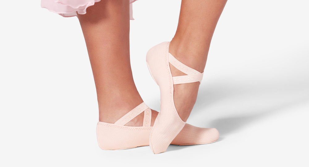 Capezio apresenta Motion, sapatilha de balé sustentável que acompanha o movimento natural dos pés - Imagem do artigo original
